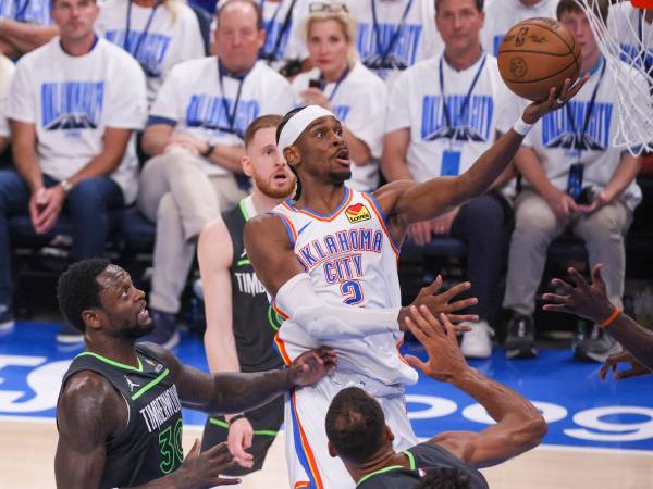 Shai Gilgeous-Alexander (tengah) mencetak 31 poin saat Oklahoma City Thunder mengungguli Minnesota Timberwolves 114-88 di Game 1 semifinal Wilayah Barat pada Selasa (20/5) malam.
