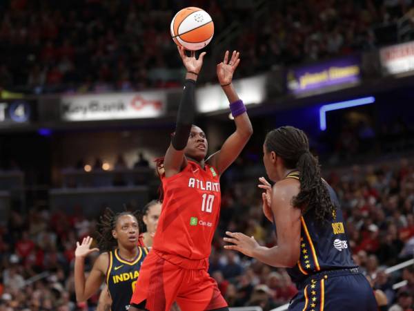 Rhyne Howard (tengah) mencetak 20 poin saat Atlanta Dream meraih kemenangan 91-90 atas Indiana Fever pada hari Selasa (20/5) di Indianapolis. (Foto: AP)