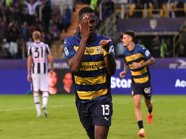 Inter Milan dilaporkan melirik striker muda Parma yakni Ange-Yoan Bonny untuk memperkuat barisan lini serang mereka di musim 2025/26 / via Getty Images