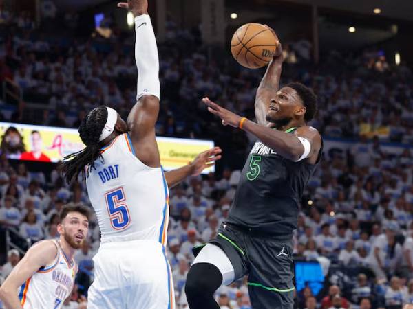 Bintang Timberwolves Anthony Edwards (kanan) hanya mencetak 18 poin di Game 1 versus Thunder. (Foto: AP)