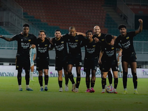 Pemain Dewa United FC merayakan gol ke gawang PSBS Biak