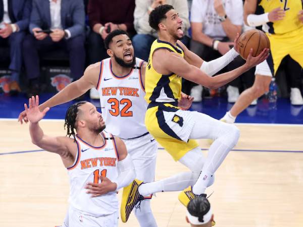 Tyrese Haliburton (kanan) mencetak 31 poin saat Indiana Pacers menang 138-135 melalui babak perpanjangan waktu atas New York Knicks pada hari Rabu (21/5) di Game 1 final Wilayah Timur. (Foto: AP)