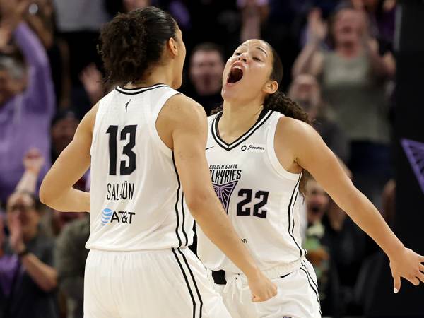 Veronica Burton (kanan) melakukan selebrasi setelah Golden State Valkyrie menang 76-74 atas tim tamu Washington Mystics pada hari Rabu (21/5). (Foto: AP)