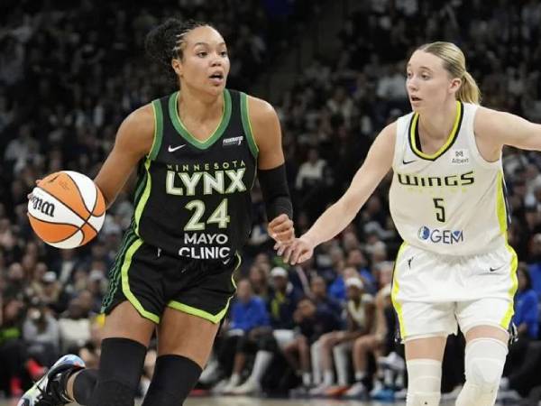 Naphessa Collier (kiri) mencetak 28 poin saat Minnesota Lynx menahan Dallas Wings 85-81 pada hari Rabu (21/5) di Minneapolis. (Foto: AP)