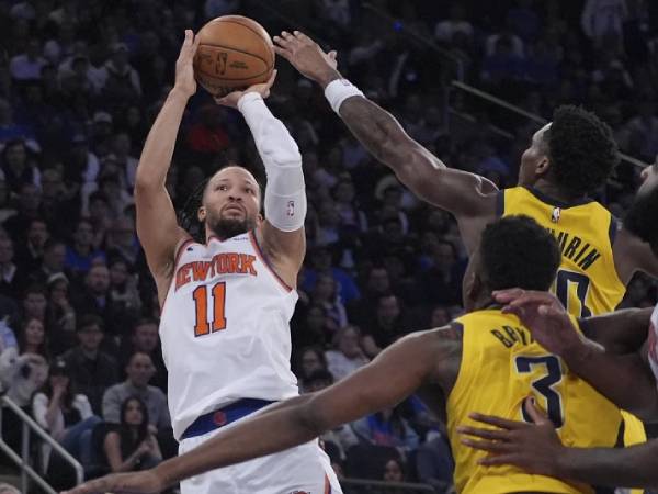 Jalen Brunson (kiri) membukukan 43 poin saat Knicks kalah 138-135 dari Pacers melalui babak perpanjangan waktu. (Foto: AP)