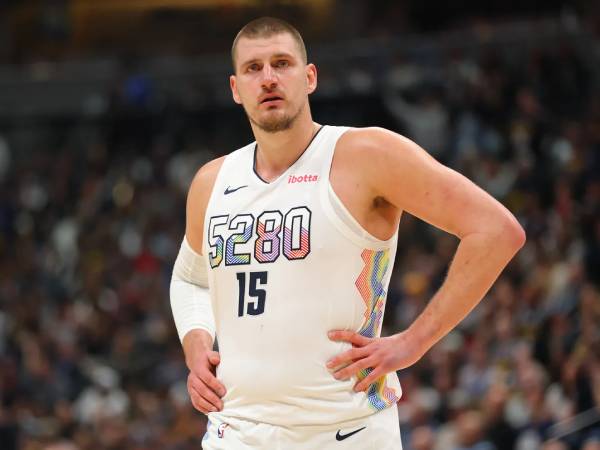Prestasi langka ini menempatkan Nikola Jokic di jajaran elit bersama legenda Boston Celtics, Bill Russell dan Larry Bird. (Foto: AP)