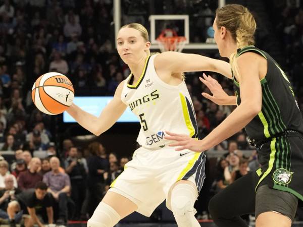 Paige Bueckers (kiri) mencetak 12 poin, 10 assist, dan tiga steal saat Dallas Wings kalah 85-81 dari Minnesota Lynx. (Foto: AP)