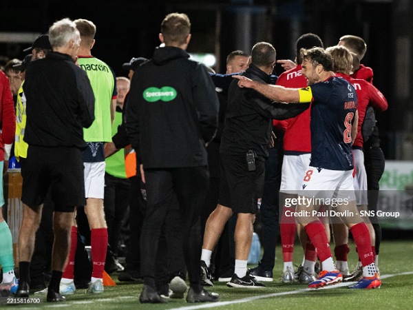 Terjadi keributan antara para pendukung Livingston dan staf pelatih Ross County