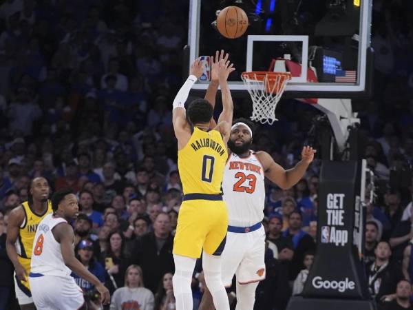 Tembakan liar Tyrese Haliburton pada saat buzzer membuat skor imbang dan berlanjut ke babak perpanjangan waktu yang dimenangkan Pacers. (Foto: AP)