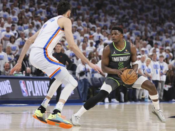 Bintang Timberwolves, Anthony Edwards (kanan) berencana melakukan penyesuaian sederhana versus Thunder di Game 2 nanti. (Foto: AP)