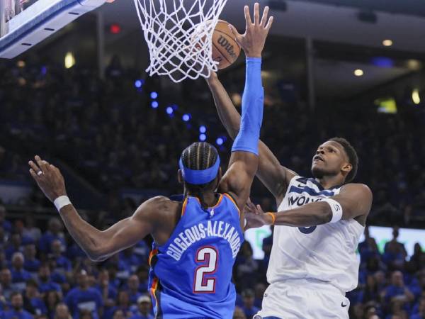 Anthony Edwards sering kali memilih untuk melakukan layup daripada melakukan dunk yang biasa dilakukannya. (Foto: AP)