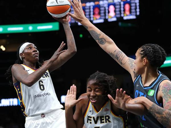 Natasha Howard (kiri) mencetak 26 poin saat tim tamu Indiana Fever meraih kemenangan 81-76 atas Atlanta Dream pada hari Kamis (22/5) malam. (Foto: AP)