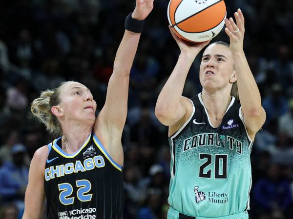 Sabrina Ionescu (kanan) mencetak 16 poin saat New York Liberty meraih kemenangan 99-74 atas tuan rumah Chicago Sky pada Kamis (22/5) malam. (Foto: AP)