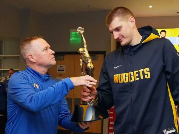 Michael Malone tampak memberikan trofi MVP NBA kepada Nikola Jokic saat dirinya masih menjadi pelatih Nuggets. (Foto: AP)