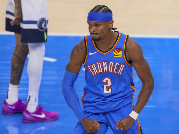 Bintang Thunder Shai Gilgeous-Alexander melakukan selebrasi setelah mencetak poin di game 2 versus Wolves. (Foto: AP)