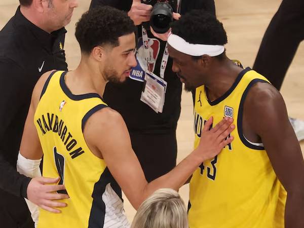 Dua bintang Indiana Pacers, Tyrese Haliburton (kiri) dan Pascal Siakam, melakukan selebrasi setelah memenangi Game 2 versus Knicks. (Foto: AP)