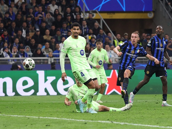 Hansi Flick Yakin Ronald Araujo Akan Bertahan di Barcelona