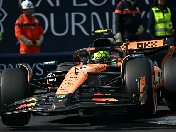 Lando Norris asapi Charles Leclerc dalam kualifikasi GP Monako.