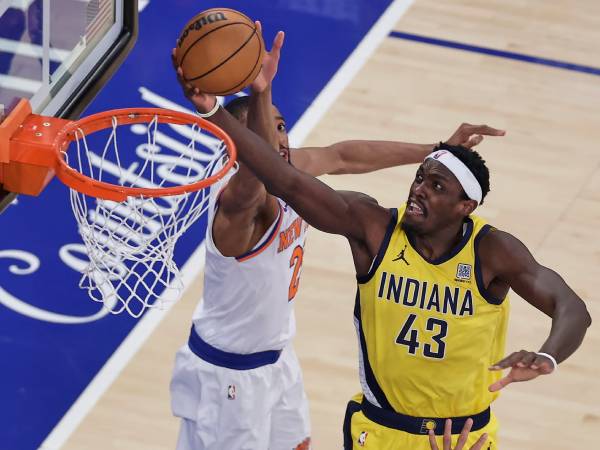 Pascal Siakam (kanan) mencetak 39 poin saat Indiana Pacers meraih kemenangan atas New York Knicks dengan skor 114-109 pada Jumat (23/5) malam. (Foto: AP)