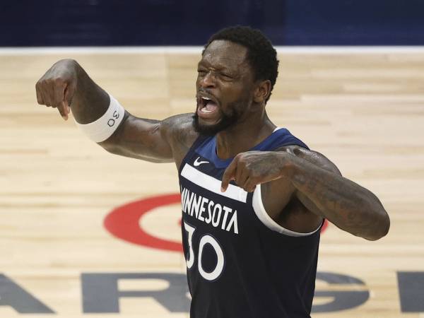 Julius Randle meluapkan emosinya setelah Timberwolves mengalahkan Thunder di Game 3. (Foto: AP)