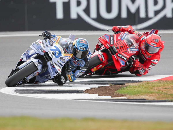 Marc Marquez ragu kalahkan sang adik di balapan utama GP Inggris.