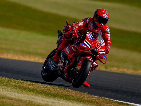 Marc Marquez jelaskan penyebabnya kalah saing dari sang adik di Sprint Race GP Inggris.