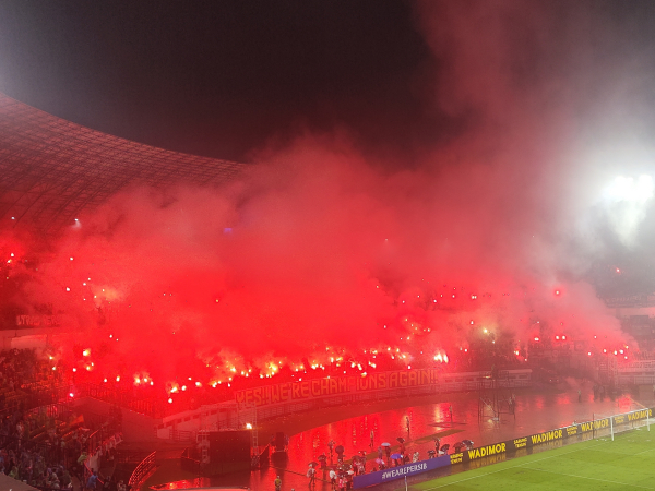 Pelatih Persib, Bojan Hodak menyayangkan adanya flare di laga kontra Persis
