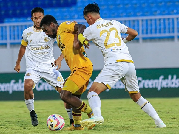 Pemain Semen Padang FC, Cornelius Stewart diapit pemain Arema FC