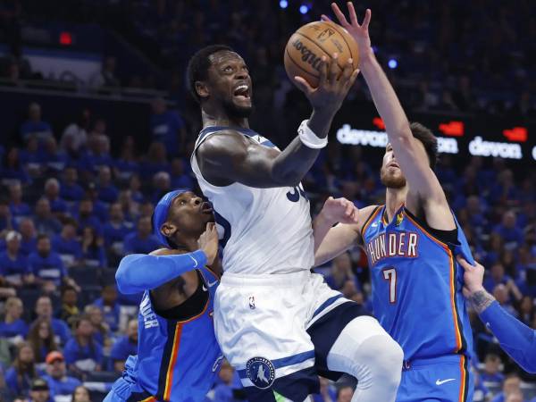 Bintang Timberwolves Julius Randle kewalahan menghadapi tekanan pertahanan Thunder. (Foto: AP)