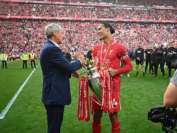 Alan Hansen Serahkan Trofi, Virgil van Dijk yang Minta Langsung
