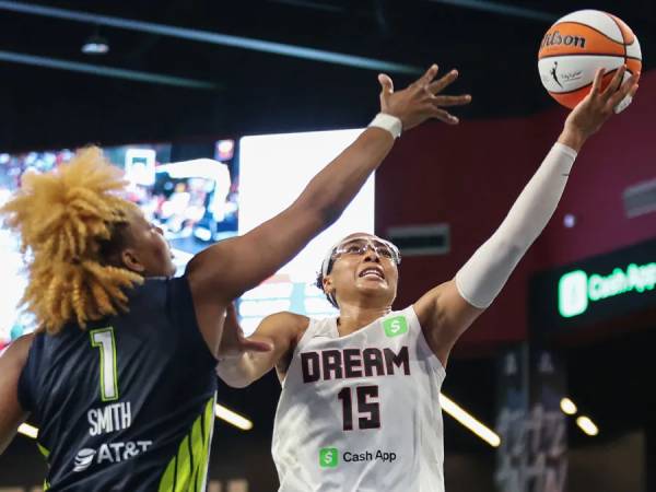 Allisha Gray (kanan) mencetak 27 poin saat Atlanta Dream meraih kemenangan 83-75 atas tim tamu Dallas Wings di College Park, Ga, pada Sabtu (24/5) sore.