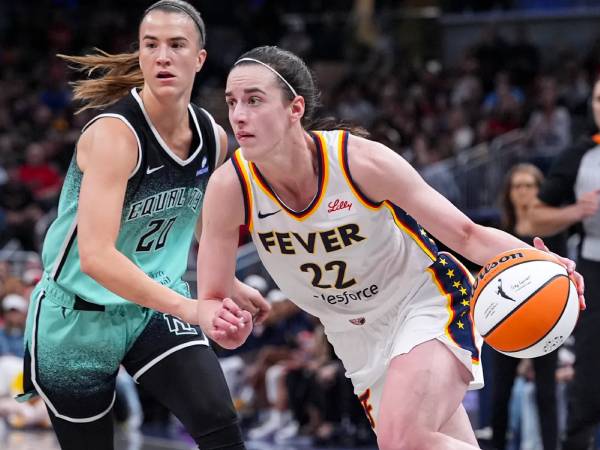 Bintang Indiana Fever Caitlin Clark (kanan) mencetak 18 poin dan 10 assist, tetapi juga melakukan 10 turnover. (Foto: AP)