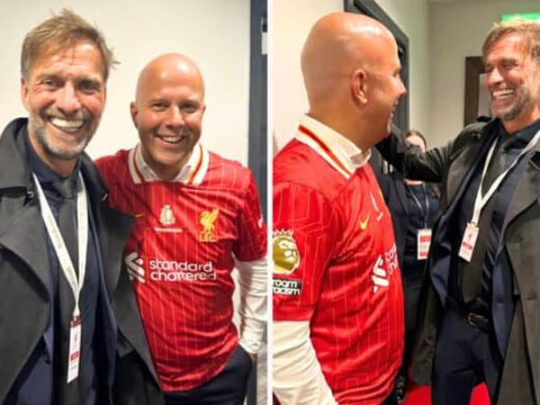 Momen Hangat Jurgen Klopp dan Arne Slot Warnai Perayaan Juara Liverpool