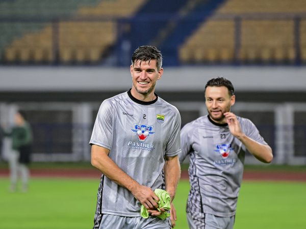 Bek Persib, Nick Kuipers