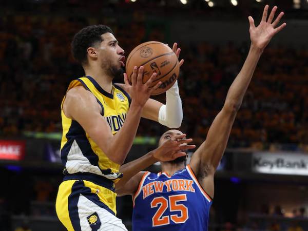 Bintang Indiana Pacers Tyrese Haliburton (kiri) mengakui timya kehilangan ritme ofensif setelah turun minum. (Foto: AP)