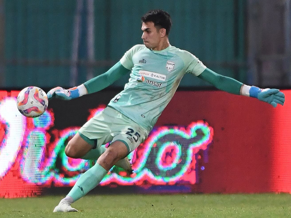 Kiper Borneo FC, Nadeo Argawinata