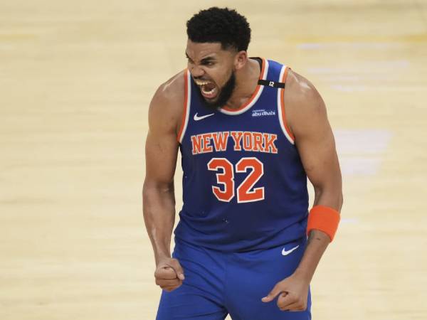 Bintang New York Knicks Karl-Anthony Towns memimpin timnya bangkit di kuarter keempat. (Foto: AP)