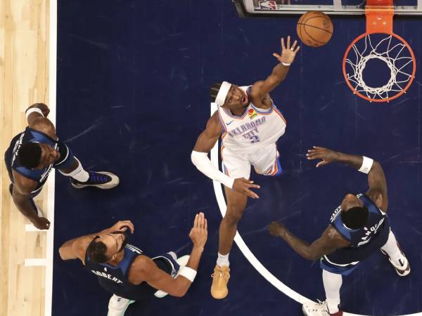 Bintang Thunder Shai Gilgeous-Alexander (tengah) mengalami paceklik mencetak angka yang panjang di Game 2. (Foto: AP)