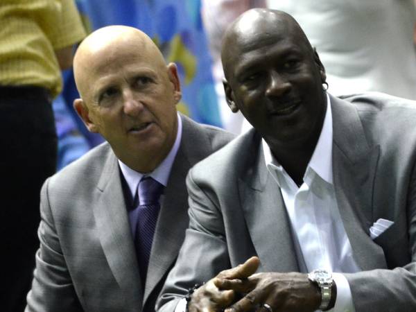 David Faulk (kiri) dan Michael Jordan. (Foto: AP)