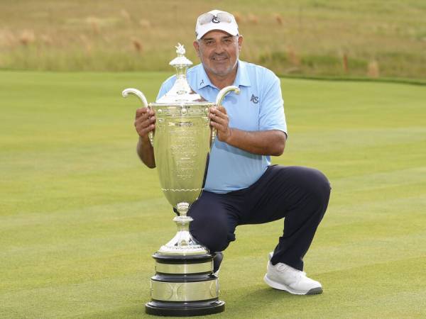 Angel Cabrera berpose dengan trofi Senior PGA Championship. (Foto: Golf Digest)