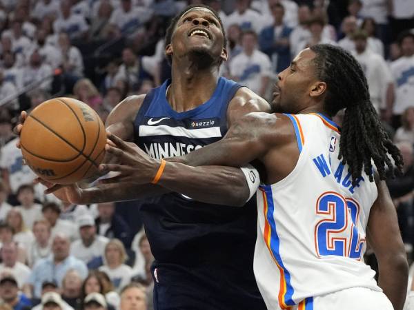 Bintang Timberwolves Anthony Edwards (kiri) hanya mencetak 16 poin di Game 4, terendah selama playoff musim ini. (Foto: AP)