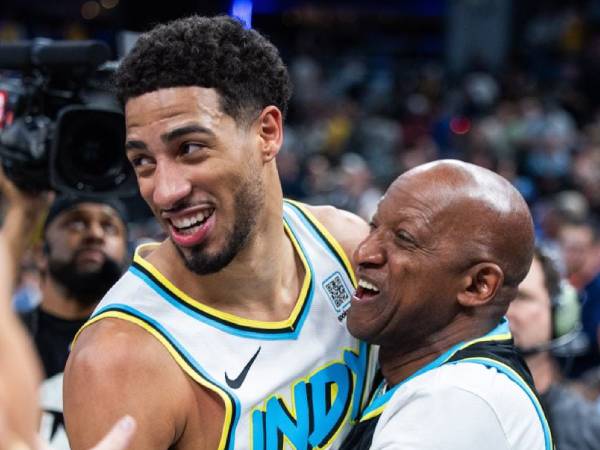 Tyrese Haliburton (kiri) dan sang ayah, John. (Foto: AP)