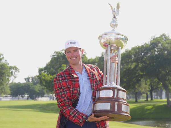 Ben Griffin berpose dengan trofi Charles Schwab Challenge. (Foto: Golf Digest)