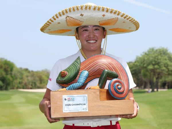 Chisato Iwai berpose dengan trofi Mexico Riviera Maya Open. (Foto: Golf Digest)