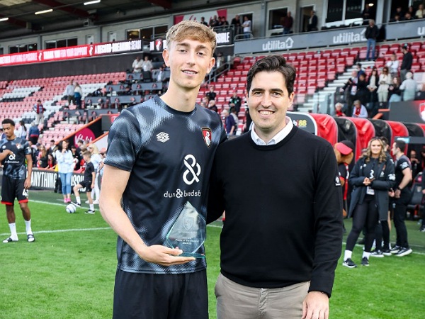 Dean Huijsen dan manajer Bournemouth, Andoni Iraola