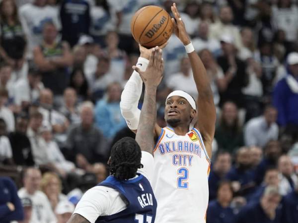 Shai Gilgeous-Alexander (kanan) mencetak 40 poin saat Oklahoma City Thunder meraih kemenangan 128-126 atas Minnesota Timberwolves pada Game 4 final Wilayah Barat pada Senin (26/5) malam. (Foto: AP)