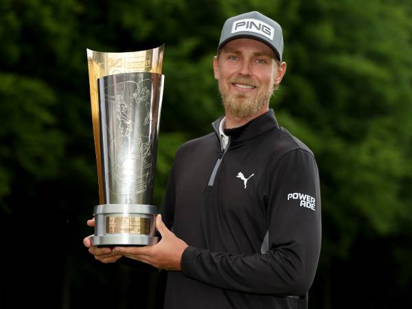 Kristoffer Reitan berpose dengan trofi Soudal Open. (Foto: Golf Digest)