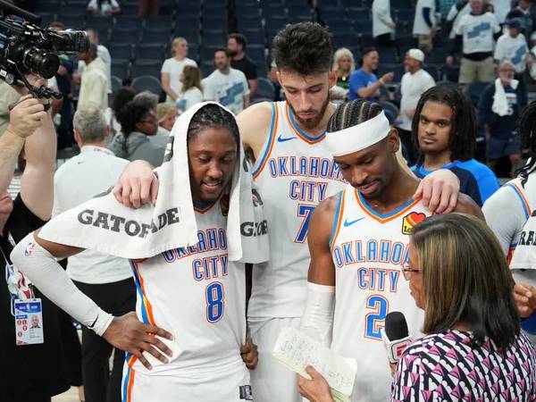 Trio OKC Thunder, Jaylen Williams, Chet Holmgren dan Shai Gilgeous-Alexander diwawancarai usai kemenangan di game 4 versus Wolves. (Foto: AP)