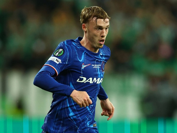 Cole Palmer membantu Chelsea mengangkat trofi Conference League