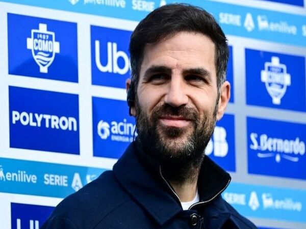 Como 1907 dilaporkan siap memberikan kontrak baru untuk Cesc Fabregas, meski sang manajer sejatinya masih memiliki masa kerja hingga 30 Juni 2028 / via Getty Images